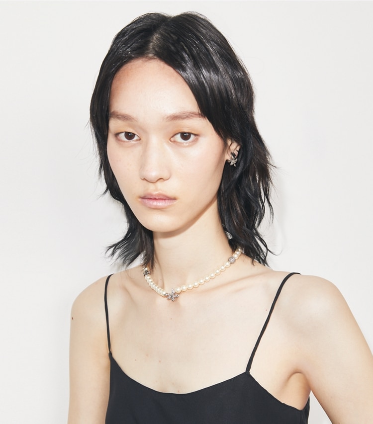 Tory Burch designer collane Collana con perla e fiore in pavé Moondance in Tory Silver / Pearl / Crystal accessory on model