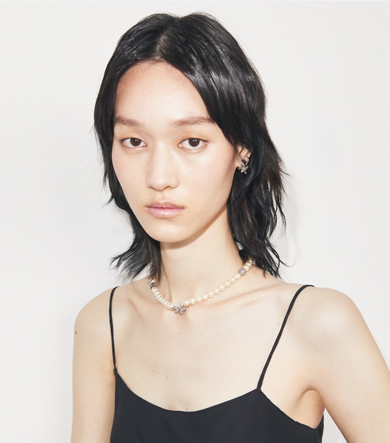 Tory Burch designer collane Collana con perla e fiore in pavé Moondance in Tory Silver / Pearl / Crystal accessory on model