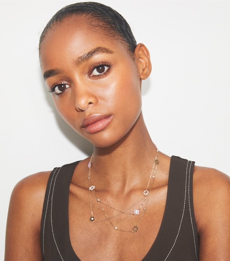 Tory Burch designer collane Collana Forget Me Not a tre fili in Tory Gold / Pearl / Mother of Pearl accessory on model