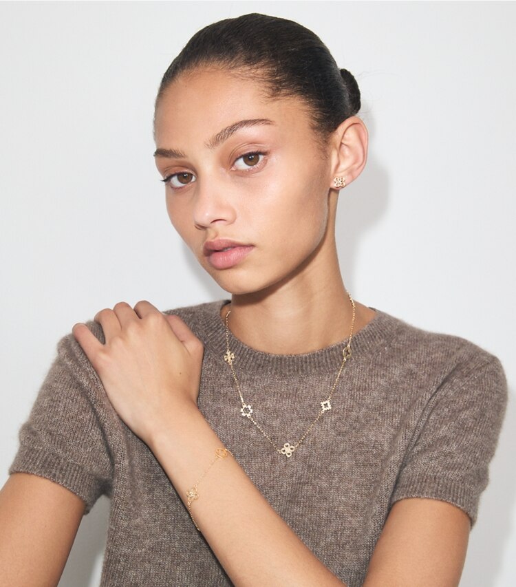 Tory Burch designer collane Collana Forget Me Not in Tory Gold accessory on model