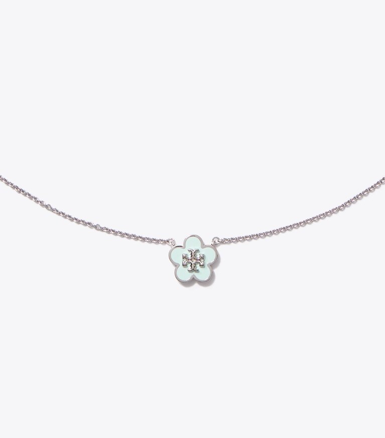Tory Burch designer collane Collana Forget Me Not con pendente a fiore smaltato in Tory Silver / Light Green dettaglio