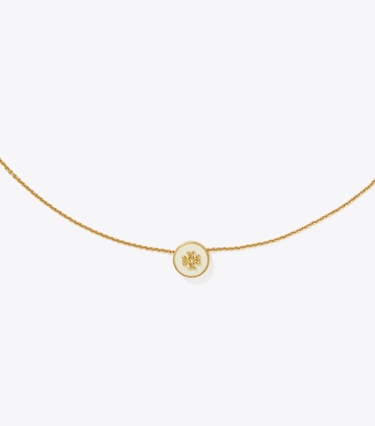 Tory Burch designer collane Collana Icon con pendente smaltato in Tory Gold / New Ivory dettaglio
