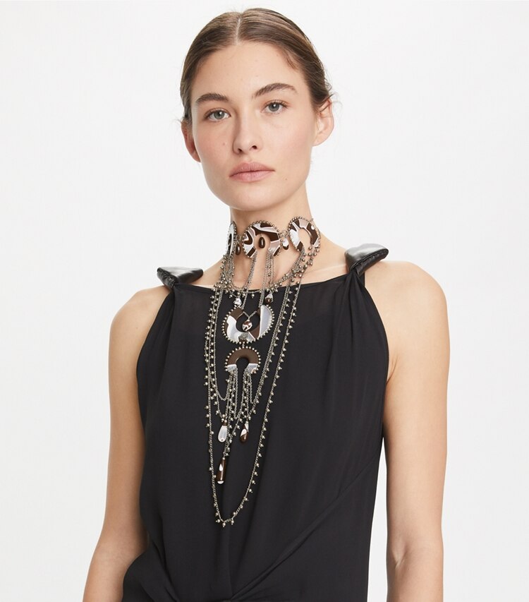 Tory Burch designer collane Collana in perline e resina in Antique Tory Silver / Multi accessory on model