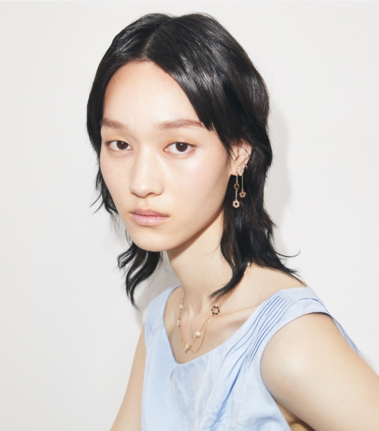 Tory Burch designer collane Collana Kira Clover multifilo in Tory Gold / Mother of Pearl accessory on model