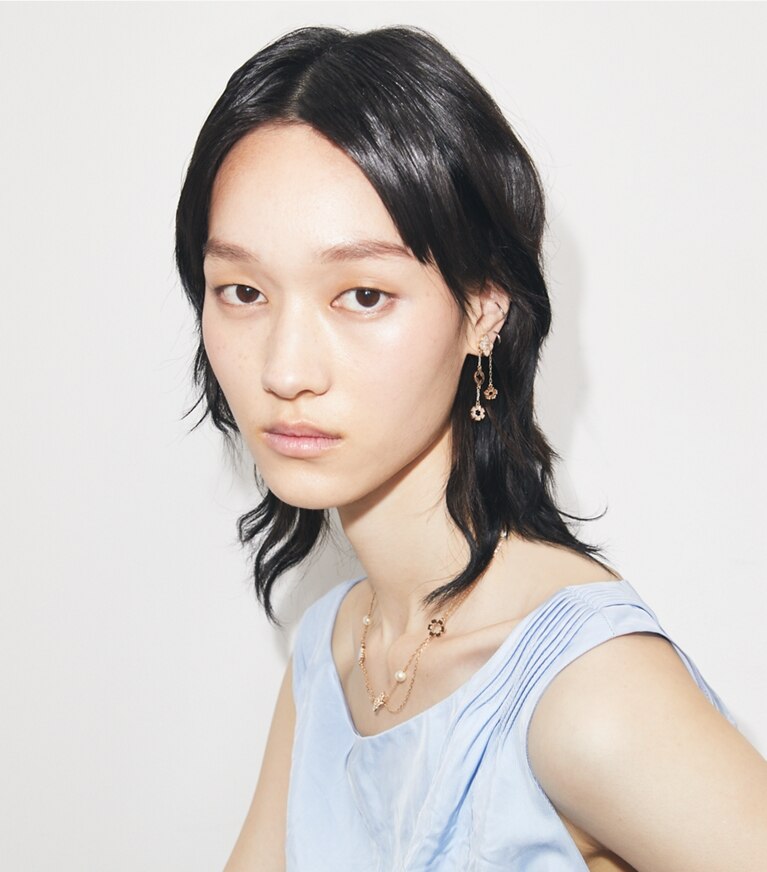 Tory Burch designer collane Collana Kira Clover multifilo in Tory Gold / Mother of Pearl accessory on model