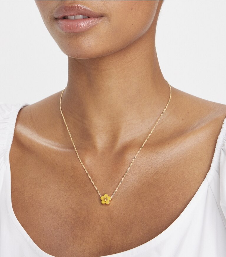 Tory Burch designer collane Collana Kira con pendente a fiore smaltato in Tory Gold / New Ivory front
