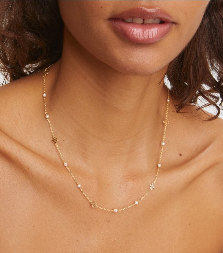 Tory Burch designer collane Collana Kira Pearl Delicate in Tory Gold / Pearl accessory on model
