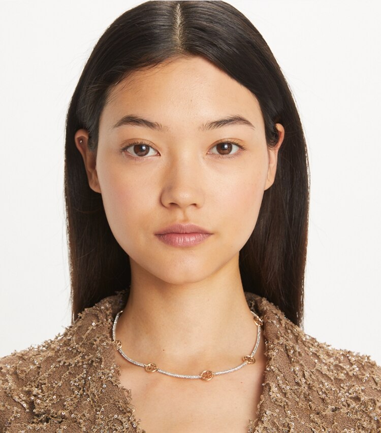 Tory Burch designer collane Collana Miller Pavé in Tory Gold / Smoky Topaz accessory on model