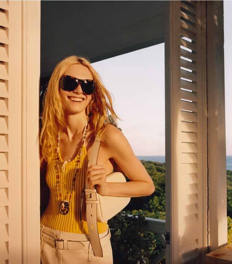 Tory Burch designer collane Collana Shell in Tory Silver campaign