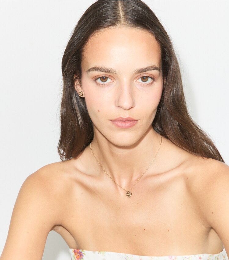 Tory Burch diseñador collares Collar con colgante de trébol Forget Me Not en Tory Gold accesorio en modelo