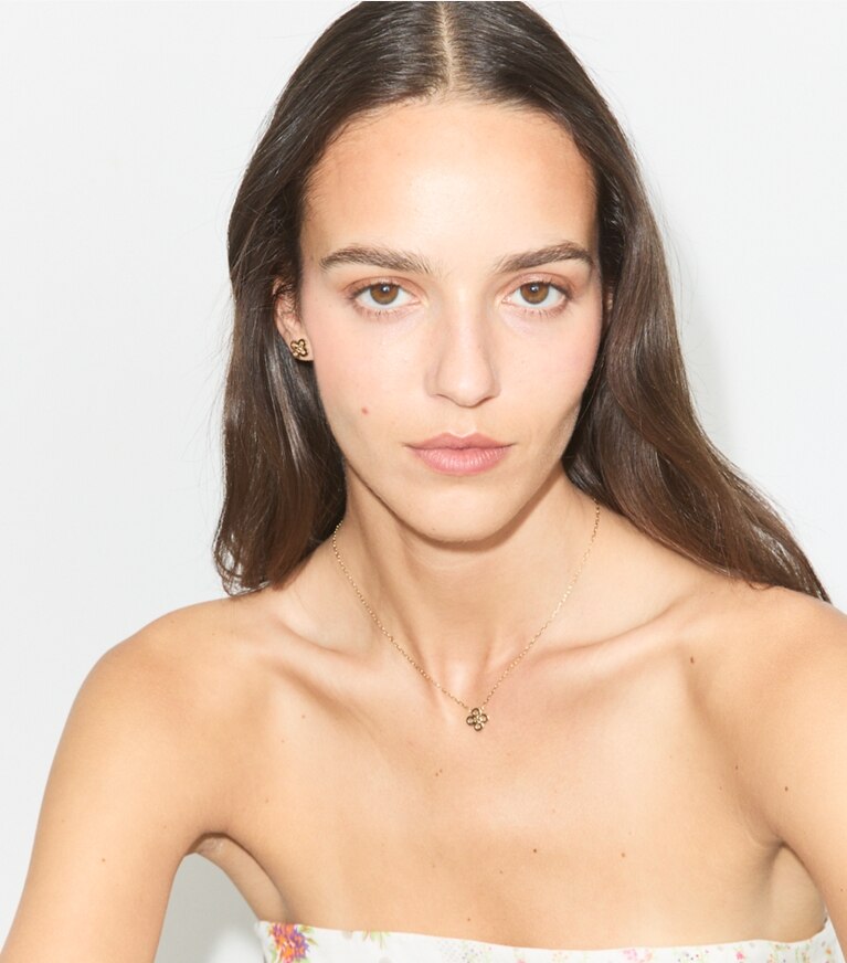 Tory Burch diseñador collares Collar con colgante de trébol Forget Me Not en Tory Gold accesorio en modelo