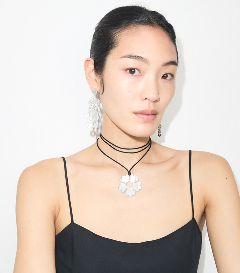 Tory Burch diseñador collares Collar con cordón Forget Me Not en Black / Light Silver / Ivory accesorio en modelo