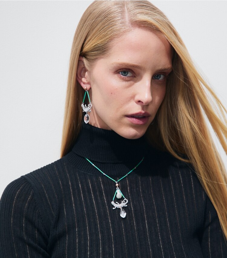 Tory Burch diseñador collares Collar Curiosity Salamander en Antique Silver / Green / Crystal accesorio en modelo