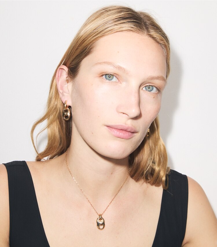 Tory Burch diseñador collares Collar de eslabones con colgante Gemini en Light Brass accesorio en modelo