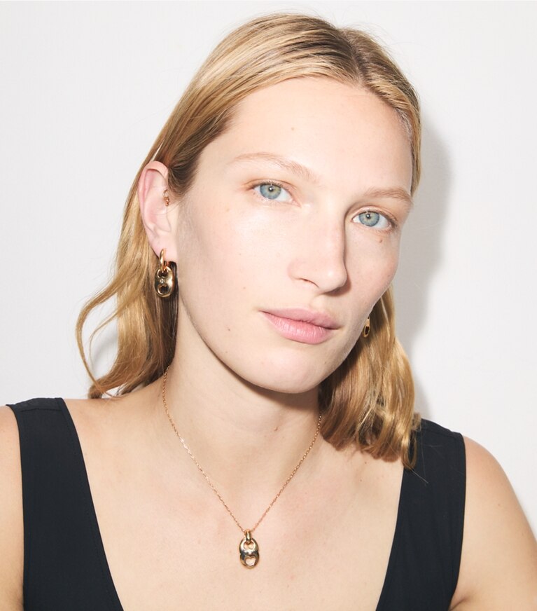 Tory Burch diseñador collares Collar de eslabones con colgante Gemini en Light Brass accesorio en modelo