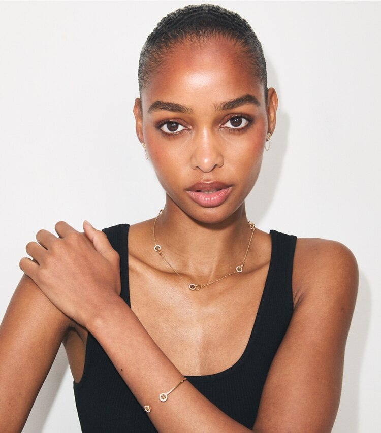 Tory Burch diseñador collares Collar entrelazado con pavé Icon en Tory Gold / Crystal accesorio en modelo