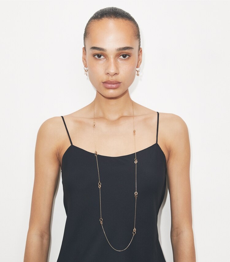 Tory Burch diseñador collares Collar entrelazado largo con pavé Icon en Tory Gold / Crystal accesorio en modelo