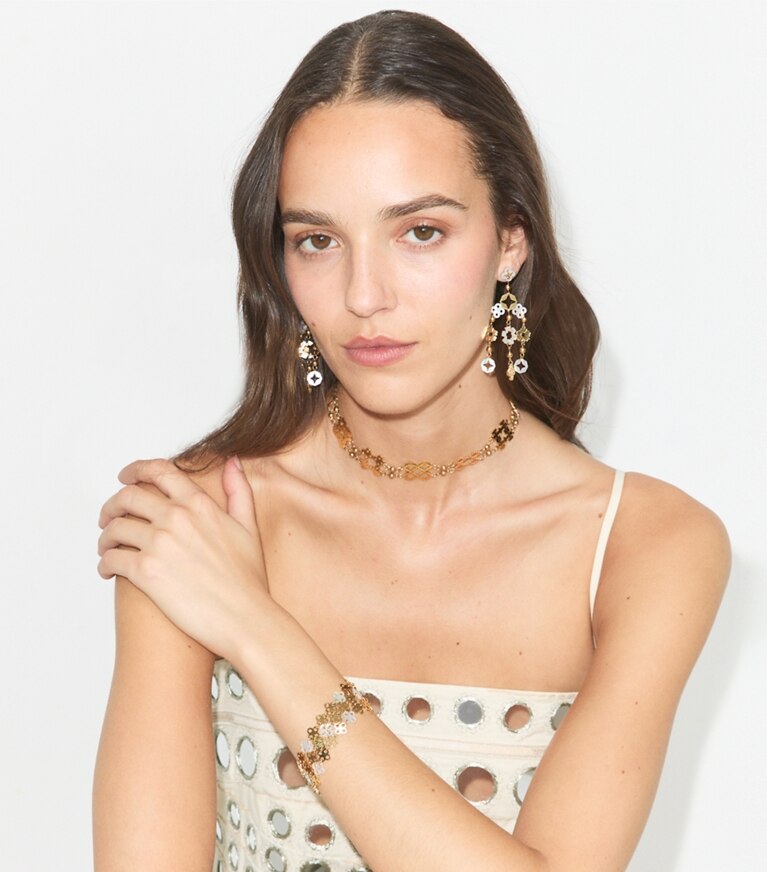 Tory Burch diseñador collares Collar gargantilla Forget Me Not en Tory Gold accesorio en modelo