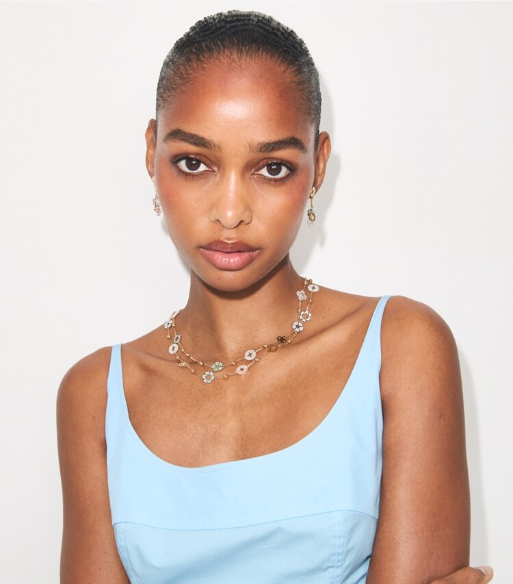 Tory Burch diseñador collares Collar largo con pavé Forget Me Not en Tory Gold / Multi accesorio en modelo