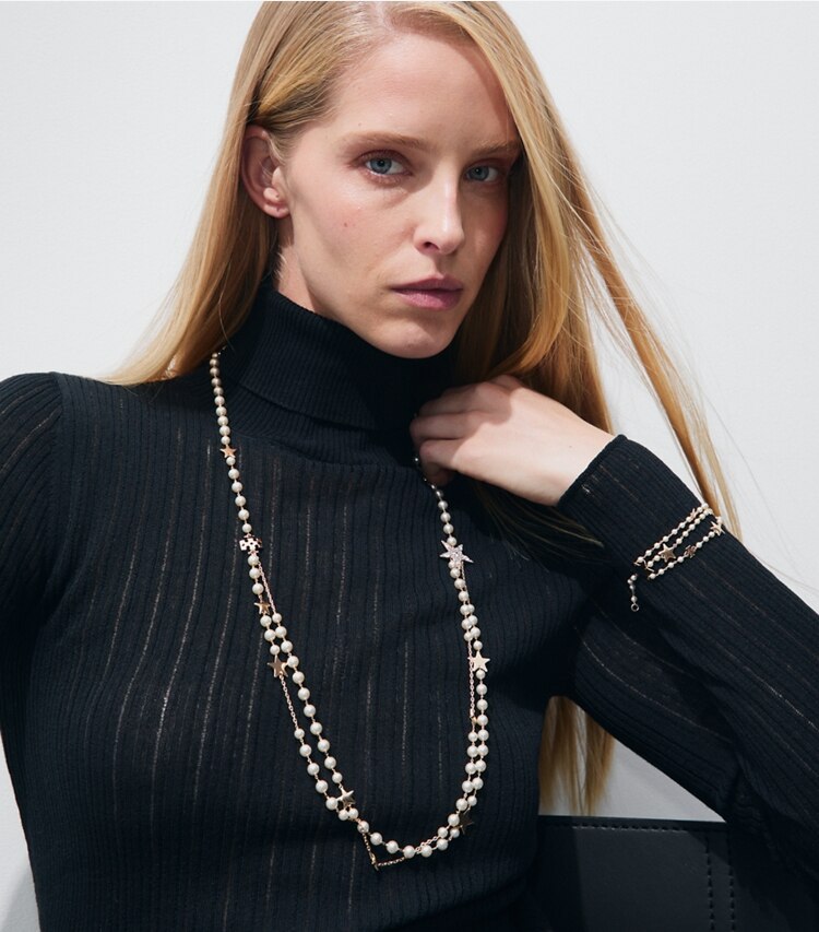 Tory Burch diseñador collares Collar largo con perlas Moondance en Tory Gold / Cream / Crystal accesorio en modelo