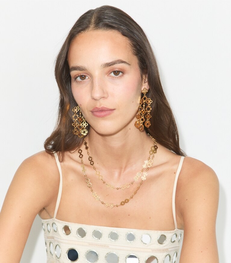 Tory Burch diseñador collares Collar largo Forget Me Not en Tory Gold accesorio en modelo