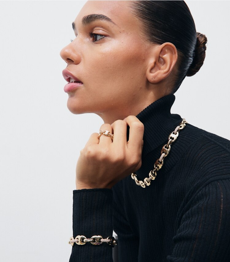 Tory Burch designer colliers Collier Gemini Link pavé dans Light Brass / Crystal accessoire sur le modèle