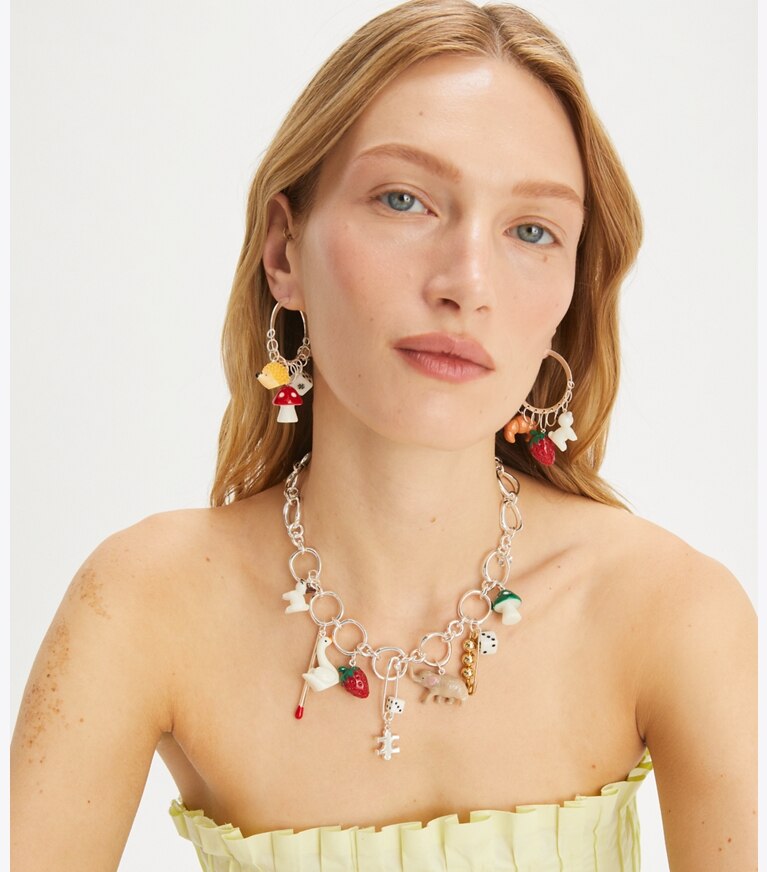 Tory Burch designer colliers Collier à breloque Curiosity dans Light Silver / Multi accessoire sur le modèle