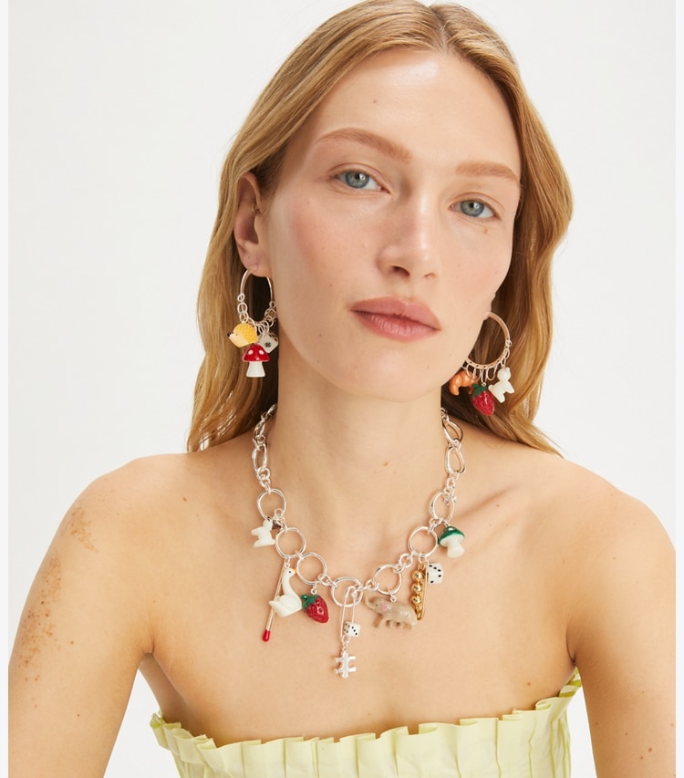 Tory Burch designer colliers Collier à charm Curiosity in Light Silver / Multi accessory on model