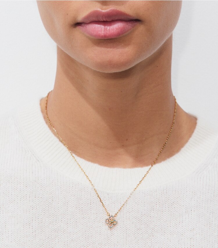 Tory Burch designer colliers Collier à pendentif à pavé Myosotis dans Tory Gold / Crystal accessoire sur le modèle