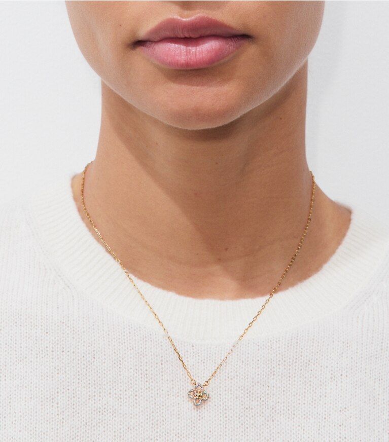 Tory Burch designer colliers Collier à pendentif à pavé Myosotis dans Tory Gold / Crystal accessoire sur le modèle