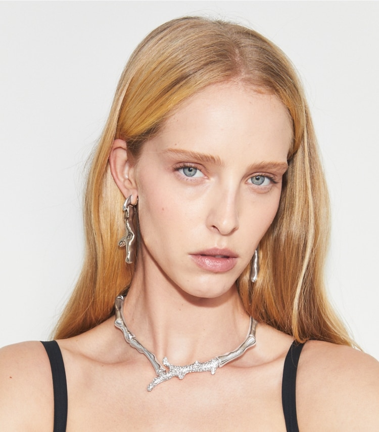 Tory Burch designer colliers Collier corail Curiosity in Light Silver / Crystal accessory on model