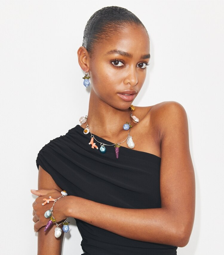 Tory Burch designer colliers Collier Curiosity Vegetable in Tory Silver / Multi accessory on model