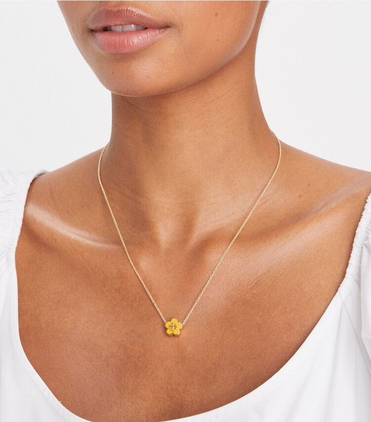Tory Burch designer colliers Collier Kira à pendentif fleur en émail in Tory Silver / Light Blue accessory on model