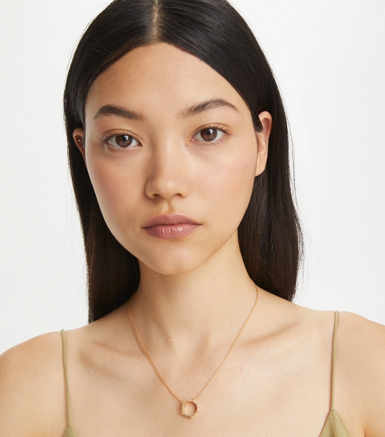 Tory Burch designer collane Collier Miller con pendente circolare a borchia in Tory Gold front