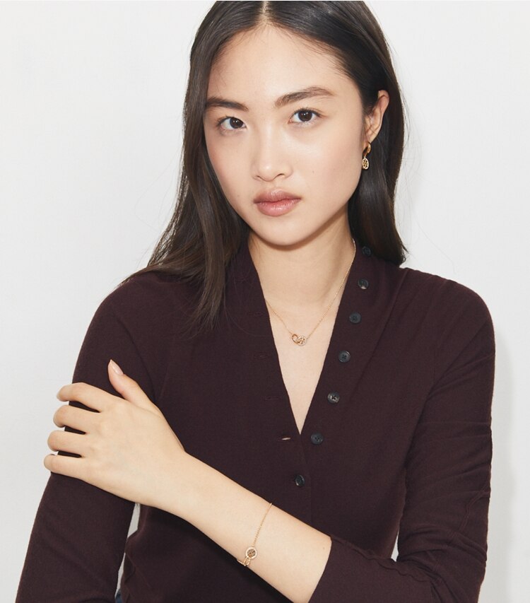 Tory Burch designer colliers Collier pendentif Icon pavé entrelacé in Tory Gold / Crystal accessory on model