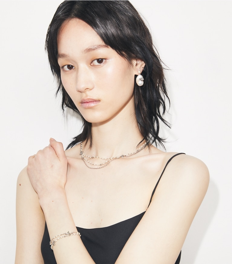 Tory Burch designer colliers Collier perles multi-rangs Moondance in Tory Silver / Pearl / Crystal accessory on model