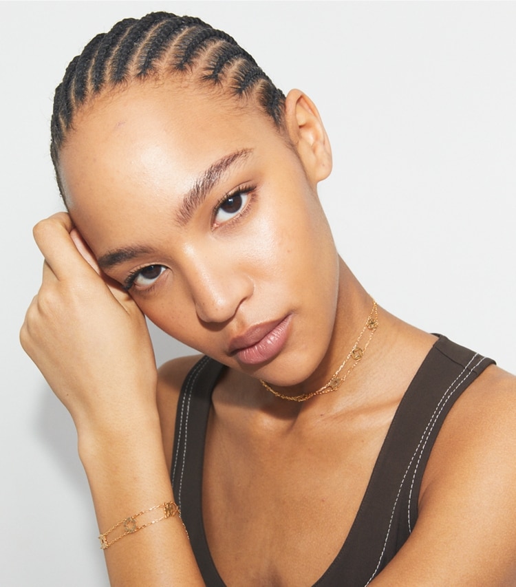 Tory Burch designer colliers Collier ras-du-cou Forget Me Not  in Tory Gold accessory on model