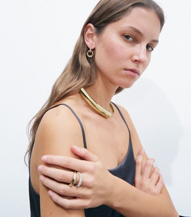 Tory Burch designer colliers Collier ras-du-cou Pierced dans Light Brass accessoire sur le modèle