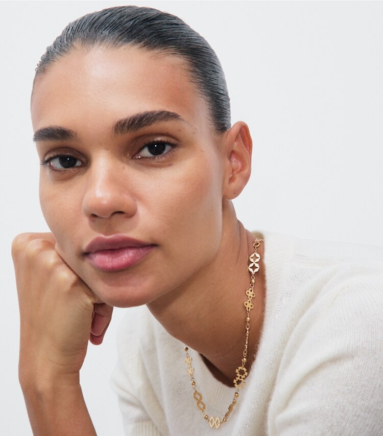Tory Burch designer colliers Collier trèfle Forget Me Not dans Tory Gold accessoire sur le modèle