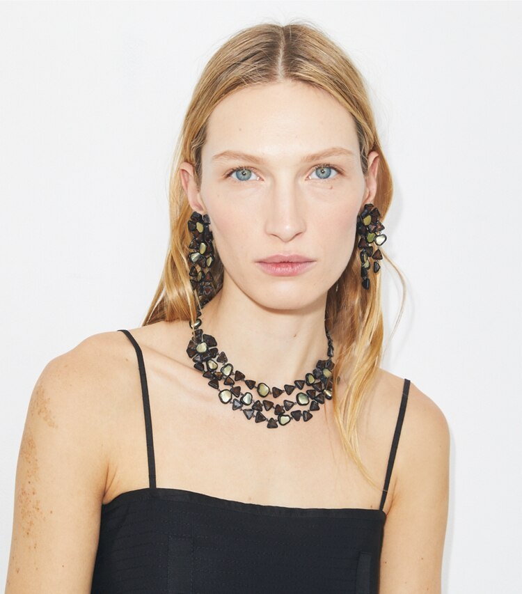 Tory Burch designer colliers Collier triple rang en résine Curiosity in Black accessory on model