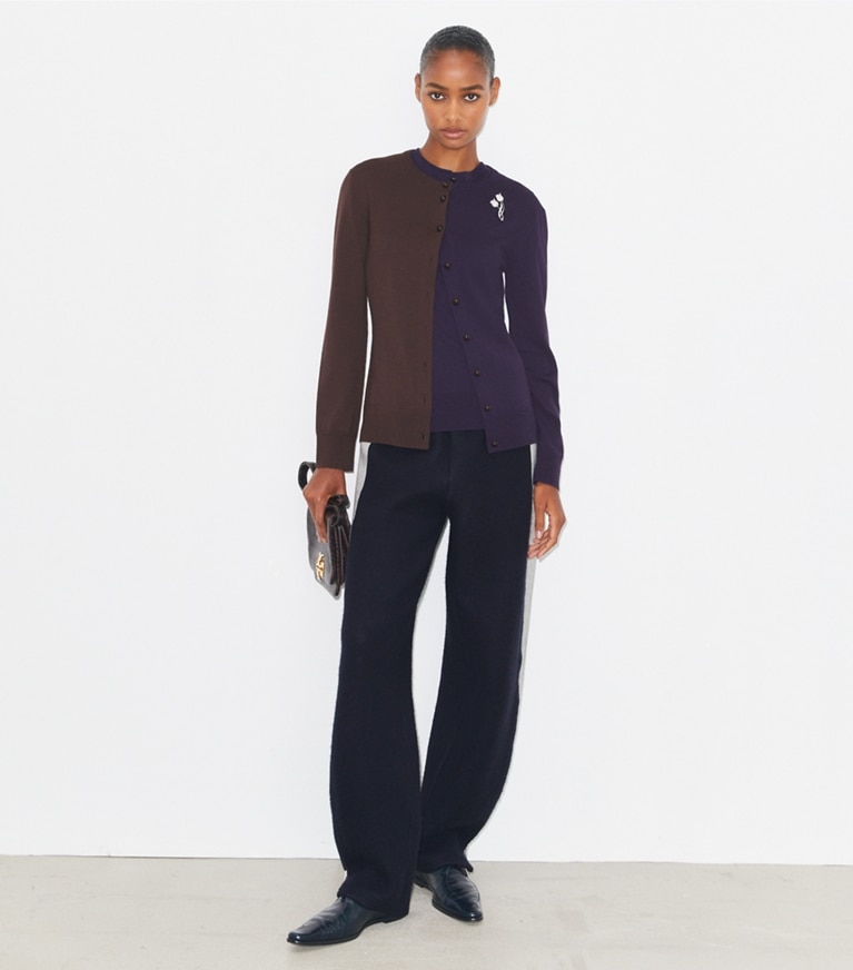 Tory Burch designer strickware Colorblock-Cardigan aus Wolle mit Brosche in Dark Brown / Deep Blue front