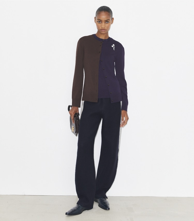 Tory Burch designer strickware Colorblock-Cardigan aus Wolle in Dark Brown / Deep Blue modell von vorn