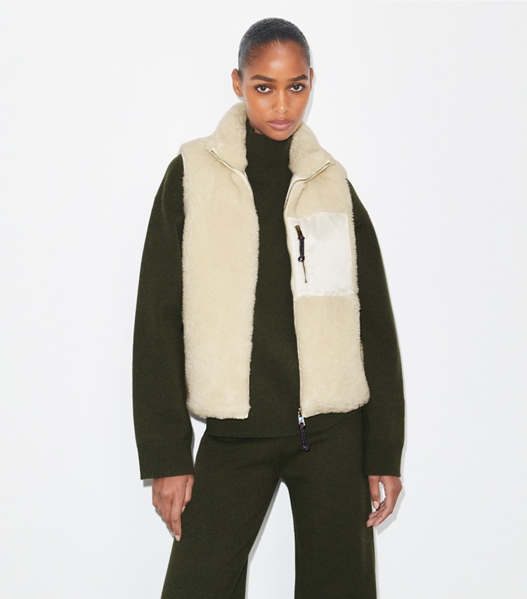 Tory Burch designer コート カラーブロック フリースベスト in Ivory on model detail