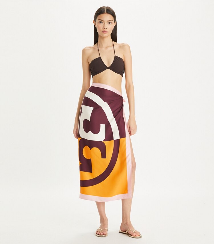 Tory Burch designer スカーフ カラーブロック ロゴ シルクスクエアスカーフ in Color-Block Logo Square - Orange accessory on model
