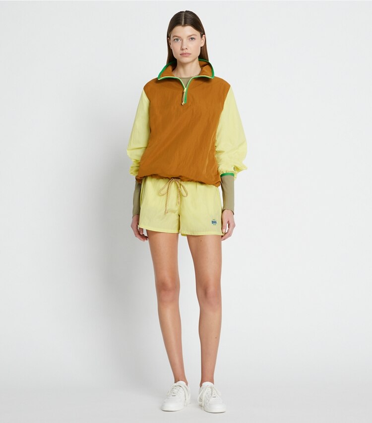 Tory Sport designer ジャケット カラーブロック ナイロン ハーフジップジャケット in Ridge / Yellow Dahlia モデル前面