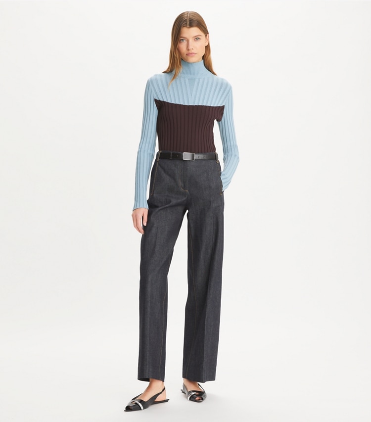 Tory Sport designer セーター カラーブロック タートルネックセーター in Seafaring / Dark Eggplant モデル前面