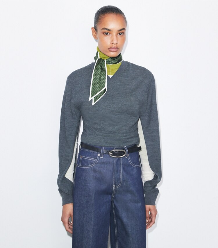 Tory Burch diseñador bufandas Corbata de seda con cinta y eslabones en T en Green T Link accesorio en modelo