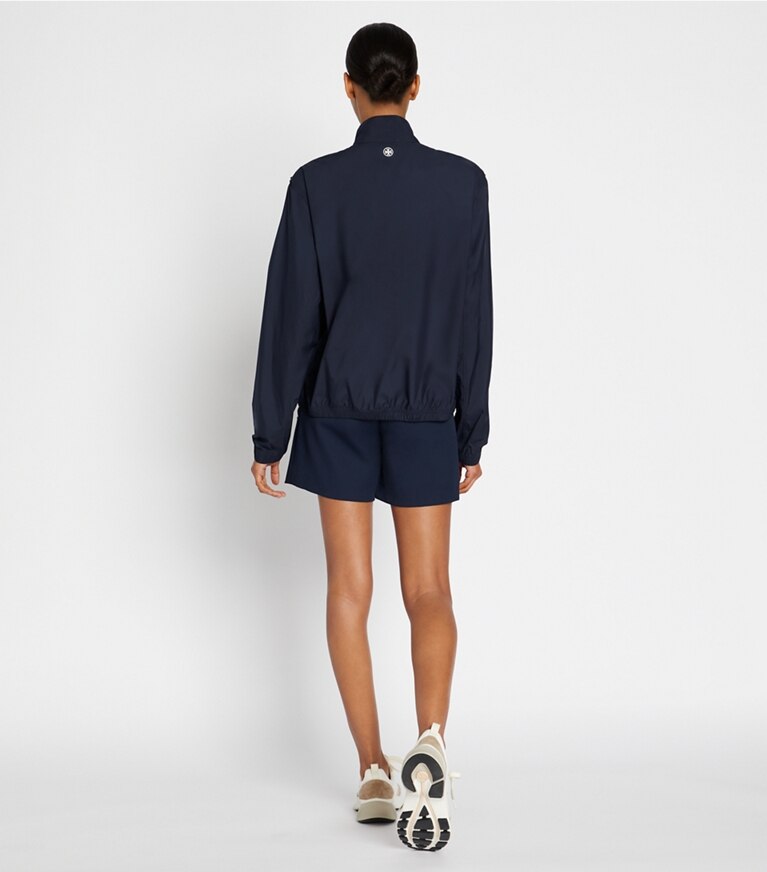 Tory Sport diseñador chaquetas Cortavientos Ruffle en Tory Navy en el modelo (espalda)