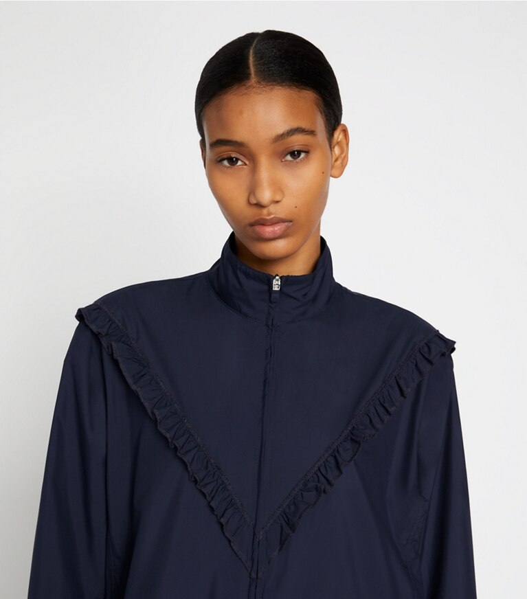 Tory Sport diseñador chaquetas Cortavientos Ruffle en Tory Navy en el modelo (detalle)