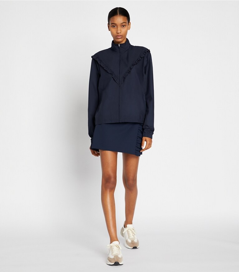 Tory Sport diseñador chaquetas Cortavientos Ruffle en Tory Navy en el modelo (frente)